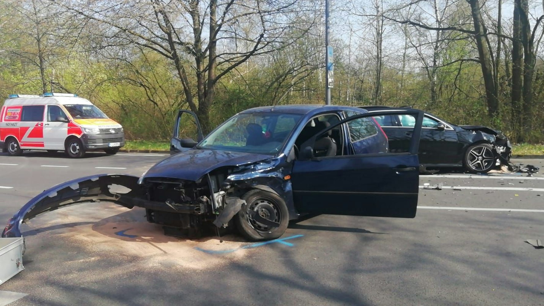 Unfall in Weiler-Volkhoven. Zu sehen sind die beiden Unfall-Wracks.