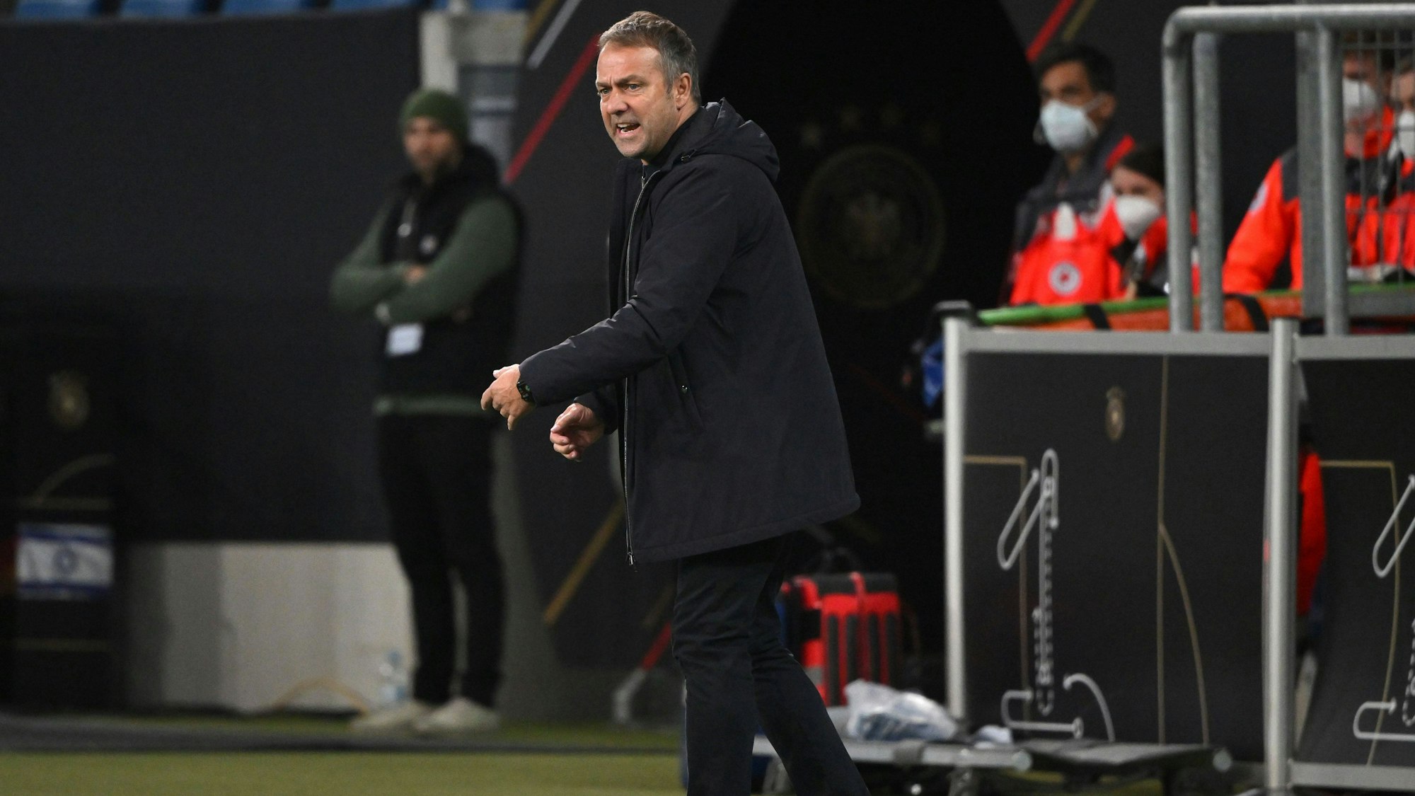 Bundestrainer Hansi Flick schimpft mit seinen Spielern.