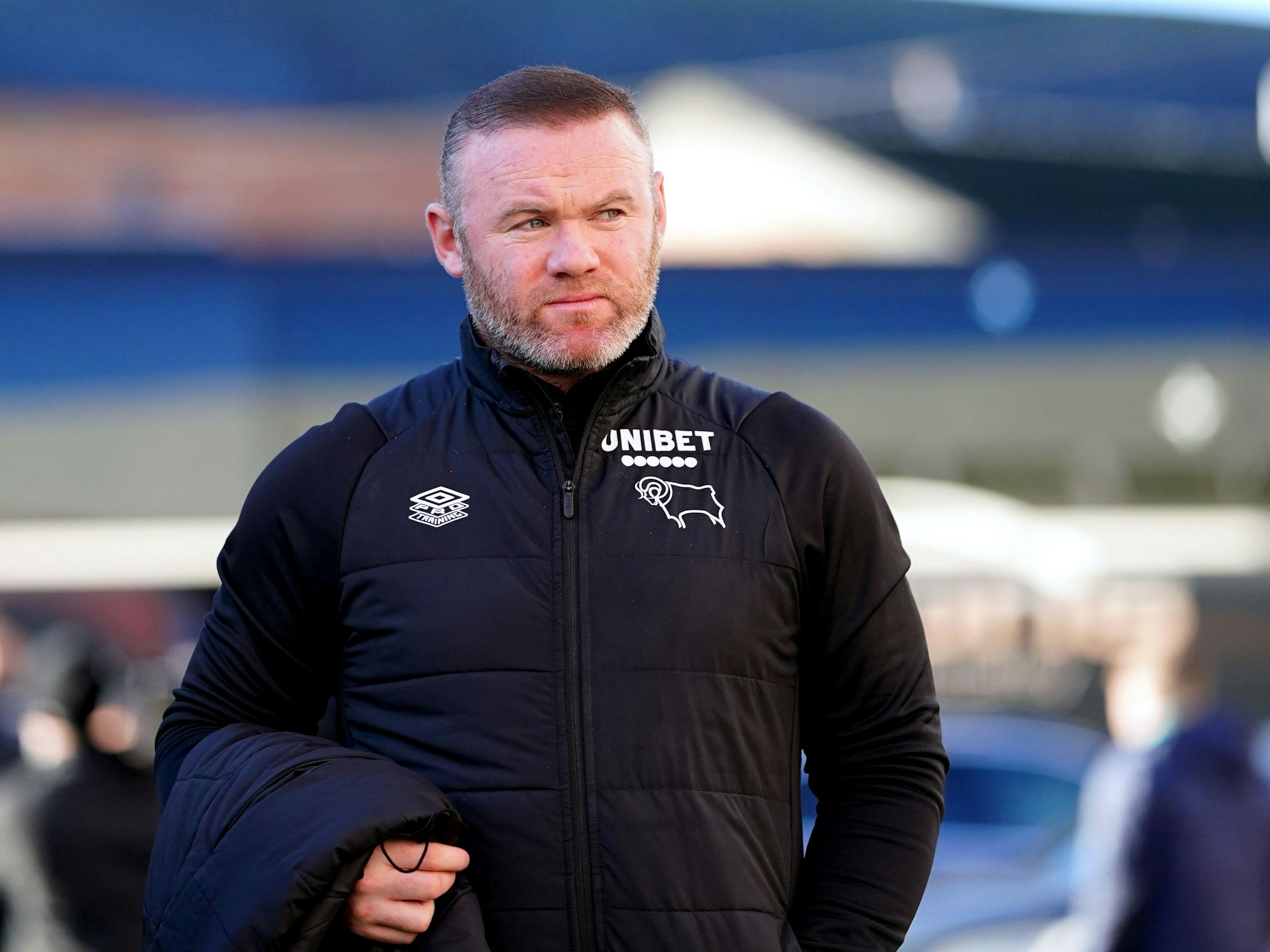 Wayne Rooney, Trainer von Derby County, kommt vor dem Spiel an.