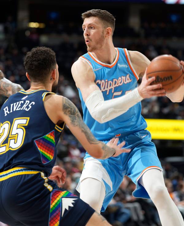Isaiah Hartenstein (Los Angeles Clippers) am Ball in der NBA.