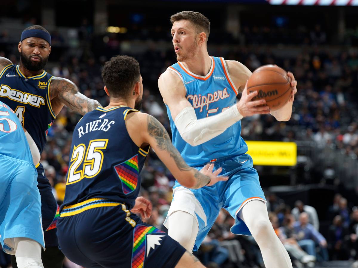Isaiah Hartenstein (Los Angeles Clippers) am Ball in der NBA.