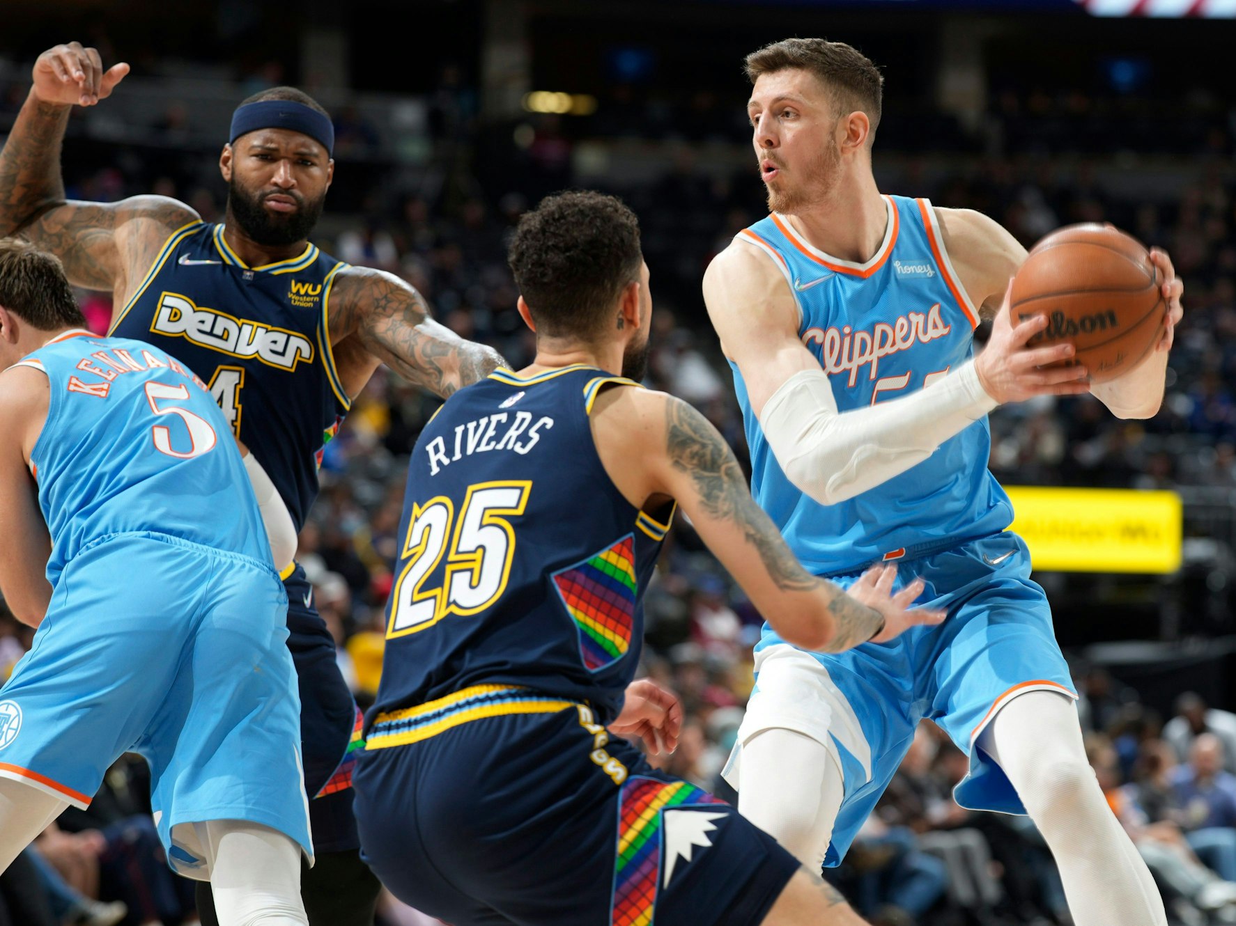 Isaiah Hartenstein (Los Angeles Clippers) am Ball in der NBA.
