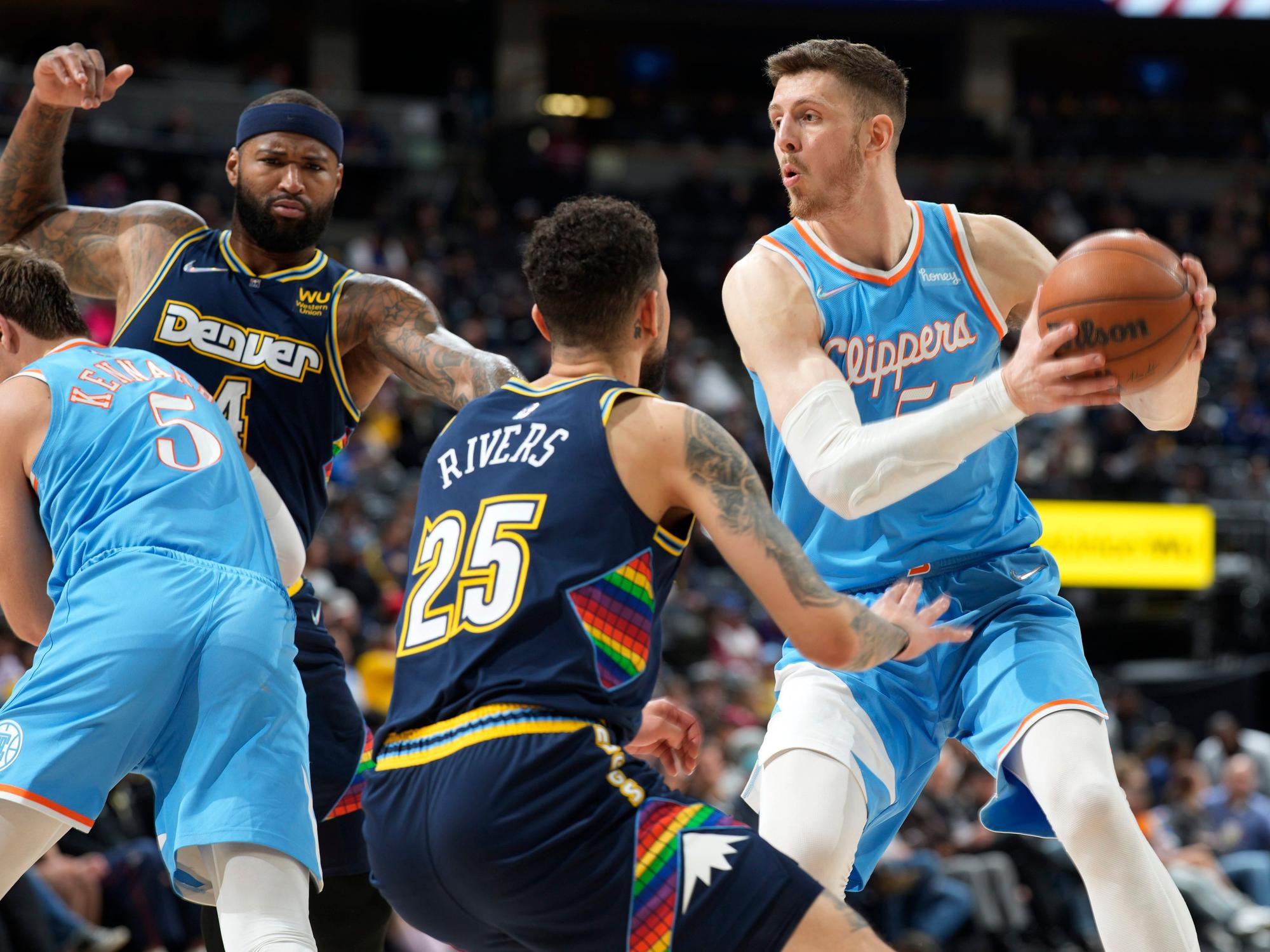 Isaiah Hartenstein (Los Angeles Clippers) am Ball in der NBA.