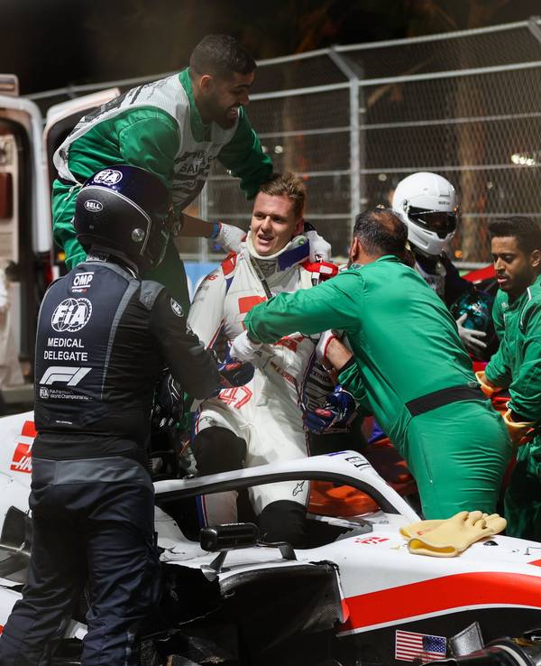Mick Schumacher wird mit Halskrause aus seinem Haas-Boliden gezogen.