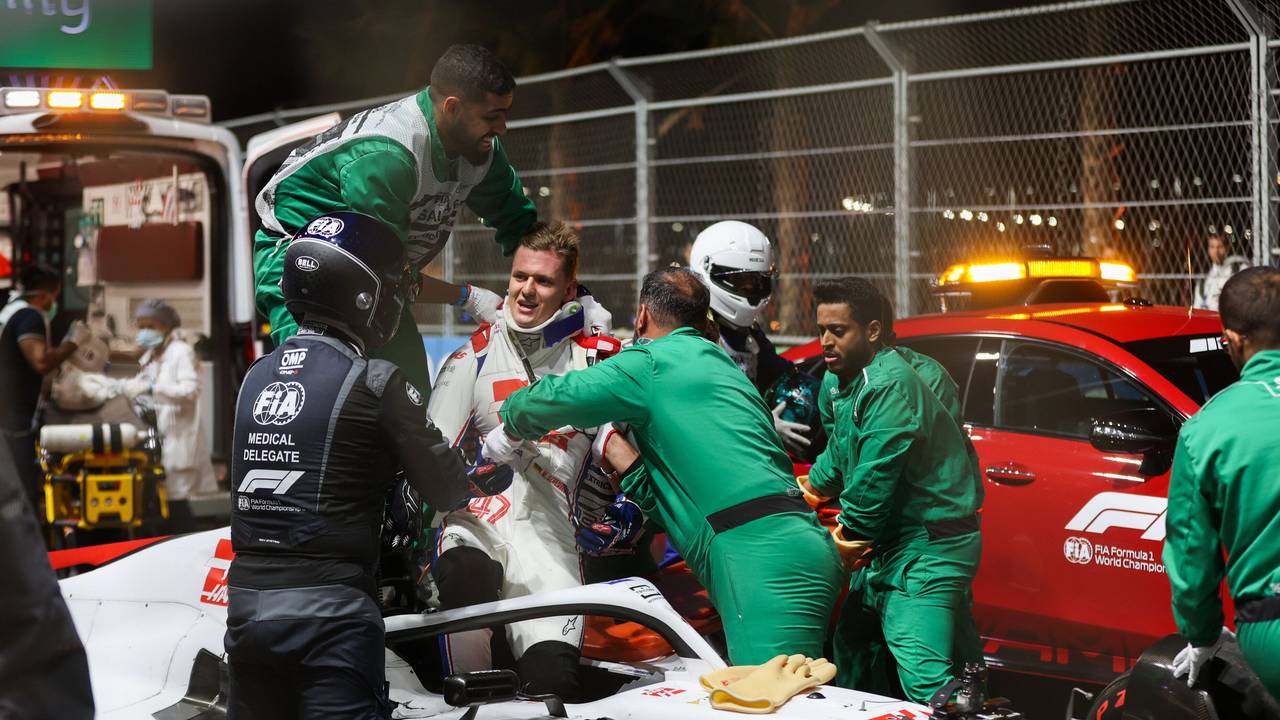 Mick Schumacher wird mit Halskrause aus seinem Haas-Boliden gezogen.