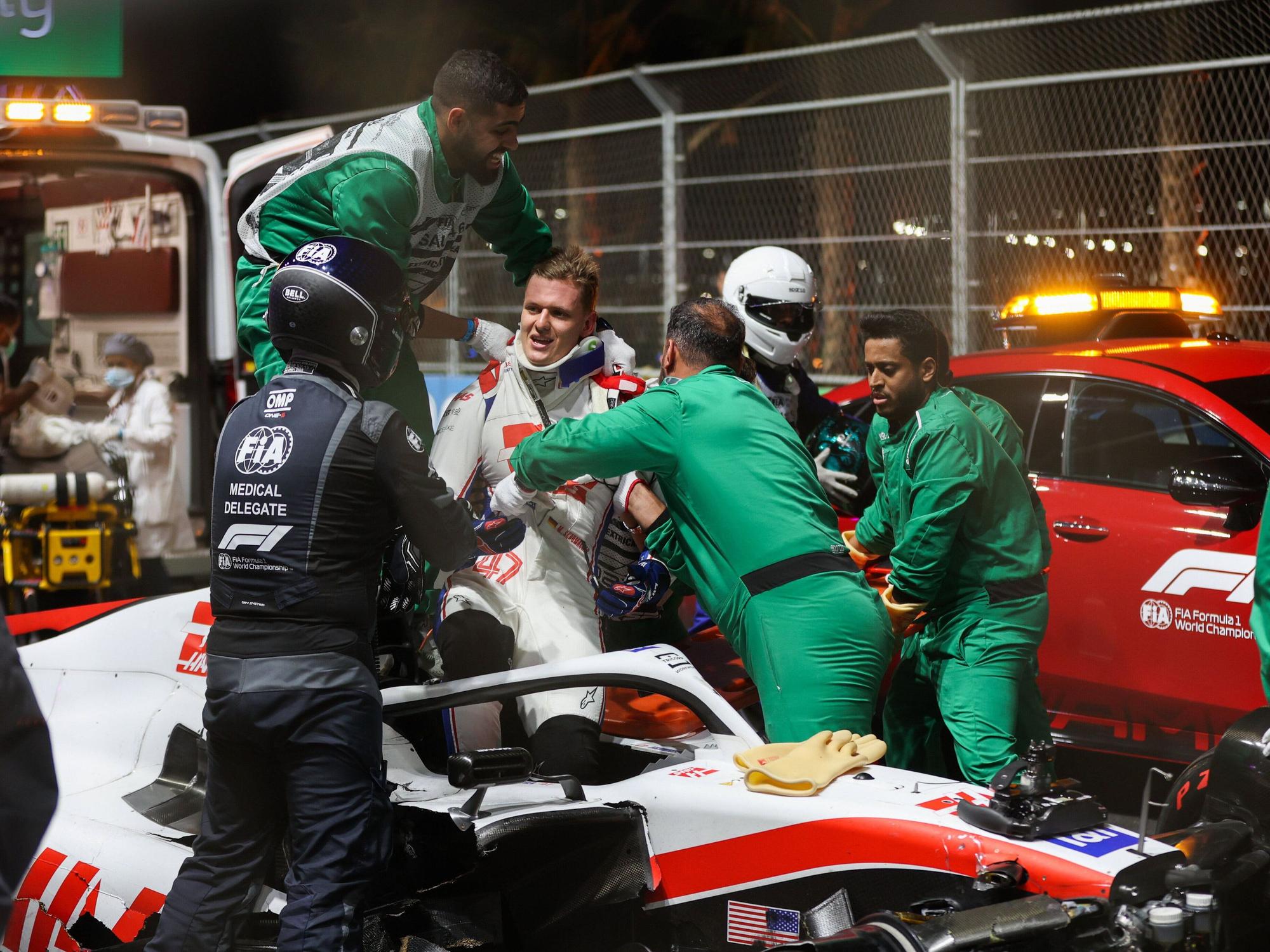 Mick Schumacher wird mit Halskrause aus seinem Haas-Boliden gezogen.