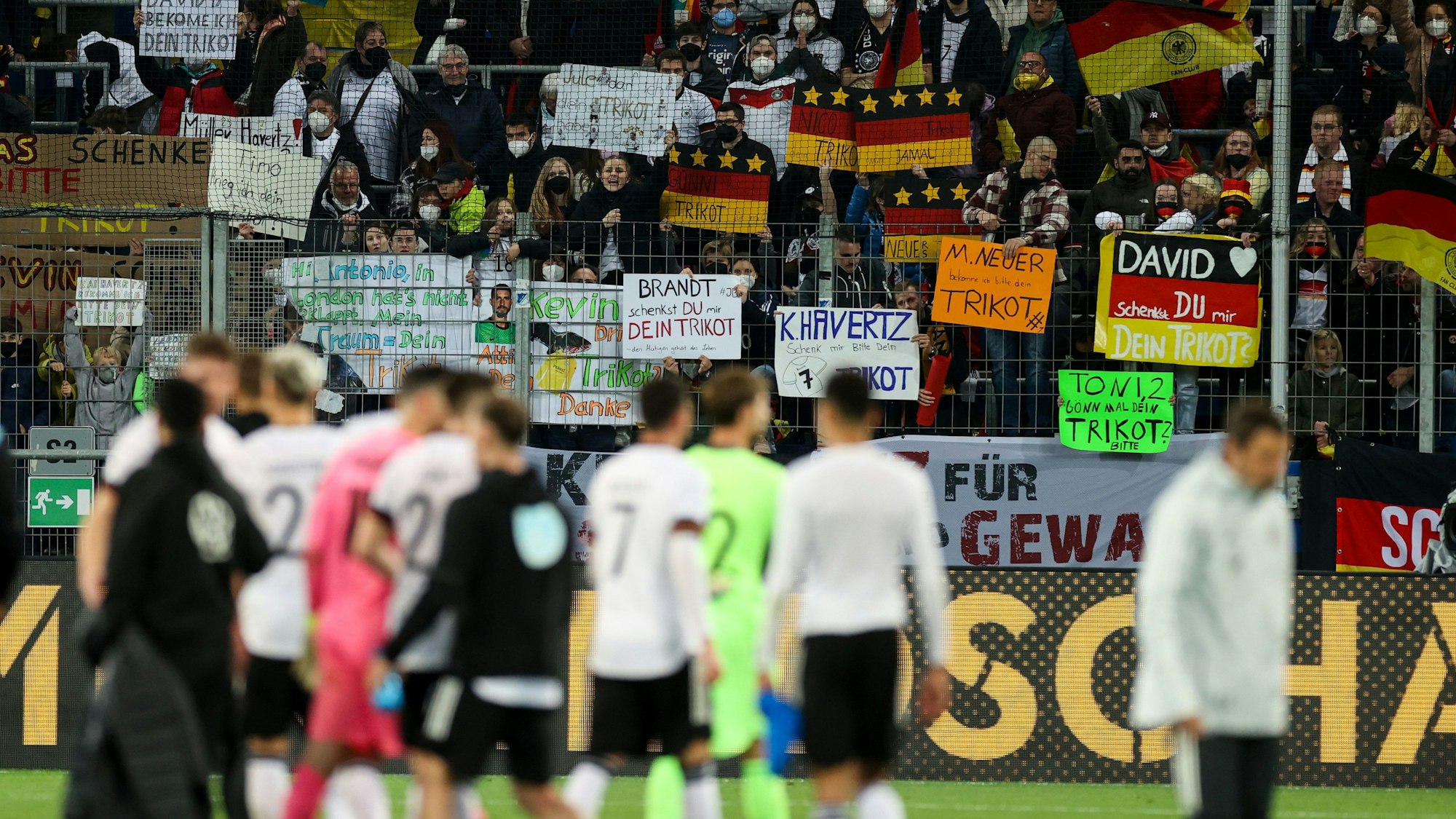 Fans fordern mit Plakaten nach dem Spiel die Trikots ihrer Lieblingsspieler.