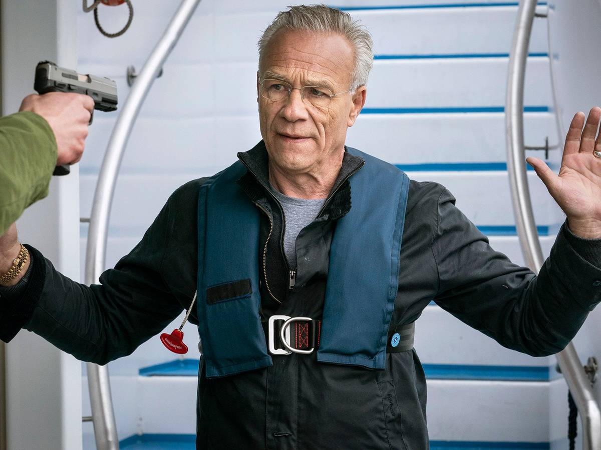 Kommissar Max Ballauf (Klaus J. Behrendt) stellt sich dem Geiselnehmer Daniel Huberty an Bord des Ausflugsschiffes. Im Kölner „Tatort: Hubertys Rache“ versucht die Polizei, den Mann mit Bombe auf verschiedene Arten unschädlich zu machen.