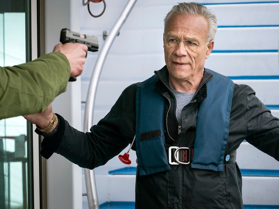 Kommissar Max Ballauf (Klaus J. Behrendt) stellt sich dem Geiselnehmer Daniel Huberty an Bord des Ausflugsschiffes. Im Kölner „Tatort: Hubertys Rache“ versucht die Polizei, den Mann mit Bombe auf verschiedene Arten unschädlich zu machen.