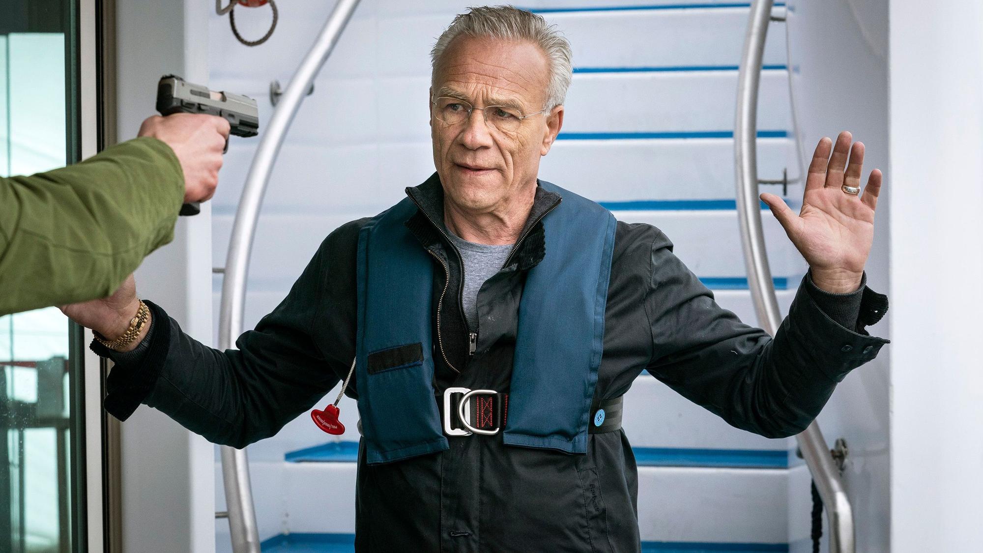 Kommissar Max Ballauf (Klaus J. Behrendt) stellt sich dem Geiselnehmer Daniel Huberty an Bord des Ausflugsschiffes. Im Kölner „Tatort: Hubertys Rache“ versucht die Polizei, den Mann mit Bombe auf verschiedene Arten unschädlich zu machen.