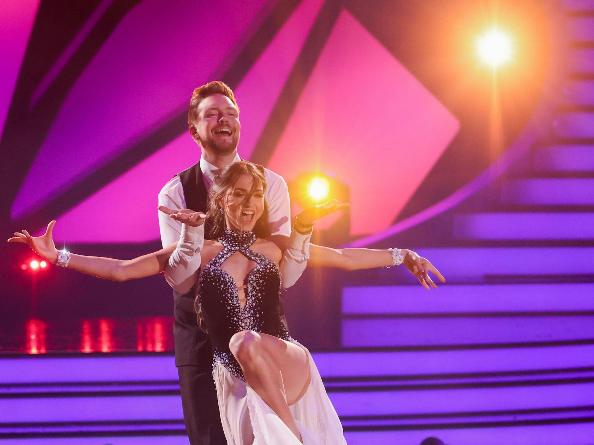 Bastian Bielendorfer, Comedian, und Ekaterina Leonova, Profitänzerin, tanzen in der RTL-Tanzshow „Let's Dance“ im Coloneum.