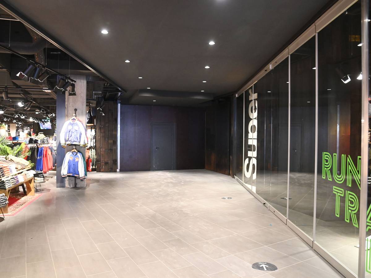 Eine Passage ist derzeit nur bis zum Geschäft „Superdry“ zugänglich.