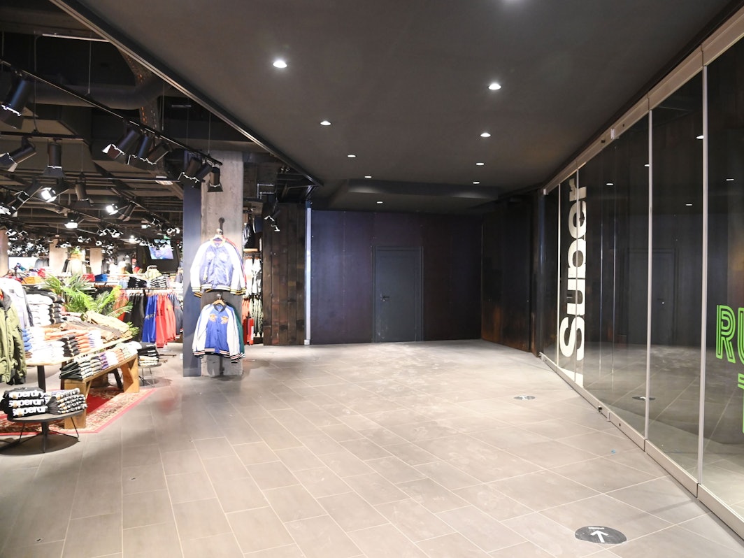 Eine Passage ist derzeit nur bis zum Geschäft „Superdry“ zugänglich.