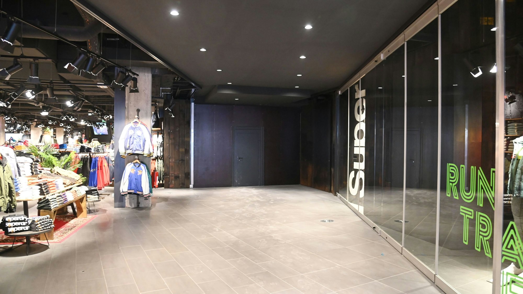 Eine Passage ist derzeit nur bis zum Geschäft „Superdry“ zugänglich.