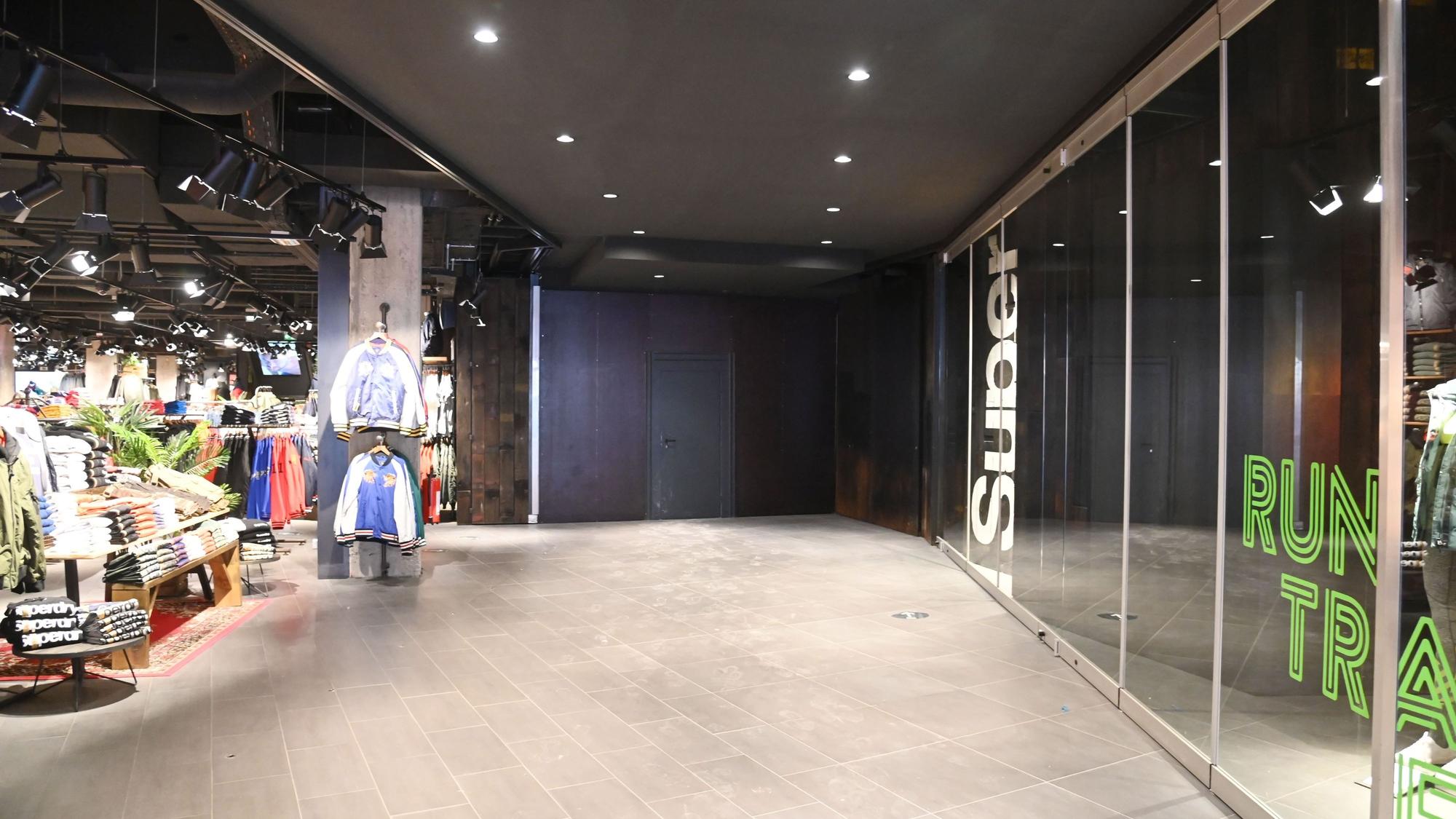 Eine Passage ist derzeit nur bis zum Geschäft „Superdry“ zugänglich.