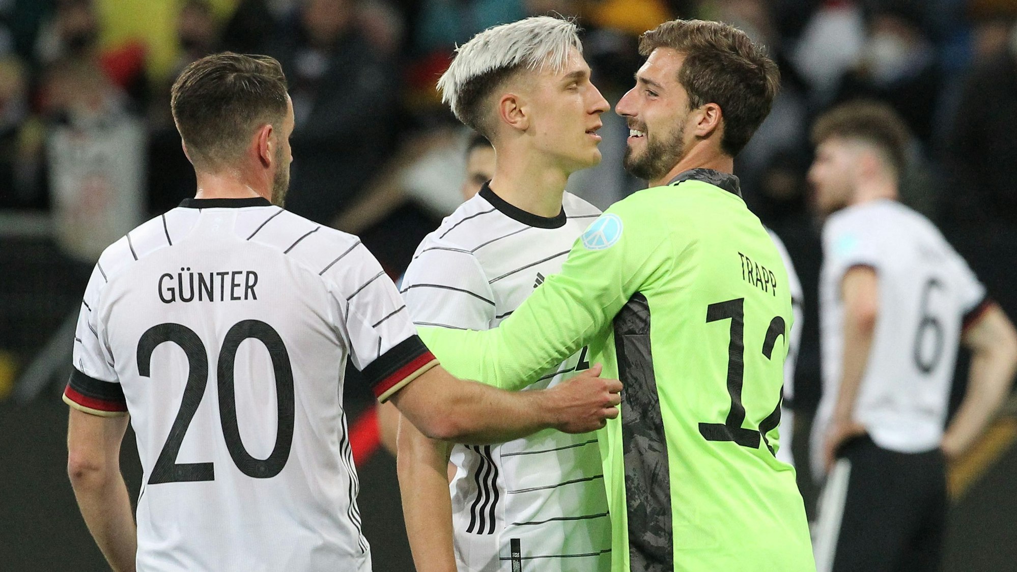 Nico Schlotterbeck bedankt sich bei Kevin Trapp.