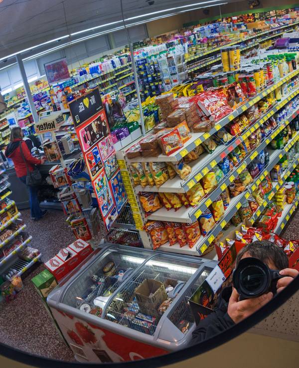 In einer Edeka-Filiale in Mecklenburg-Vorpommern ist es bestimmten Jugendlichen untersagt, den Supermarkt zu betreten. Das hier gezeigte Foto wurde am 29.03.2016 in einem Supermarkt in Mecklenburg-Vorpommern aufgenommen.