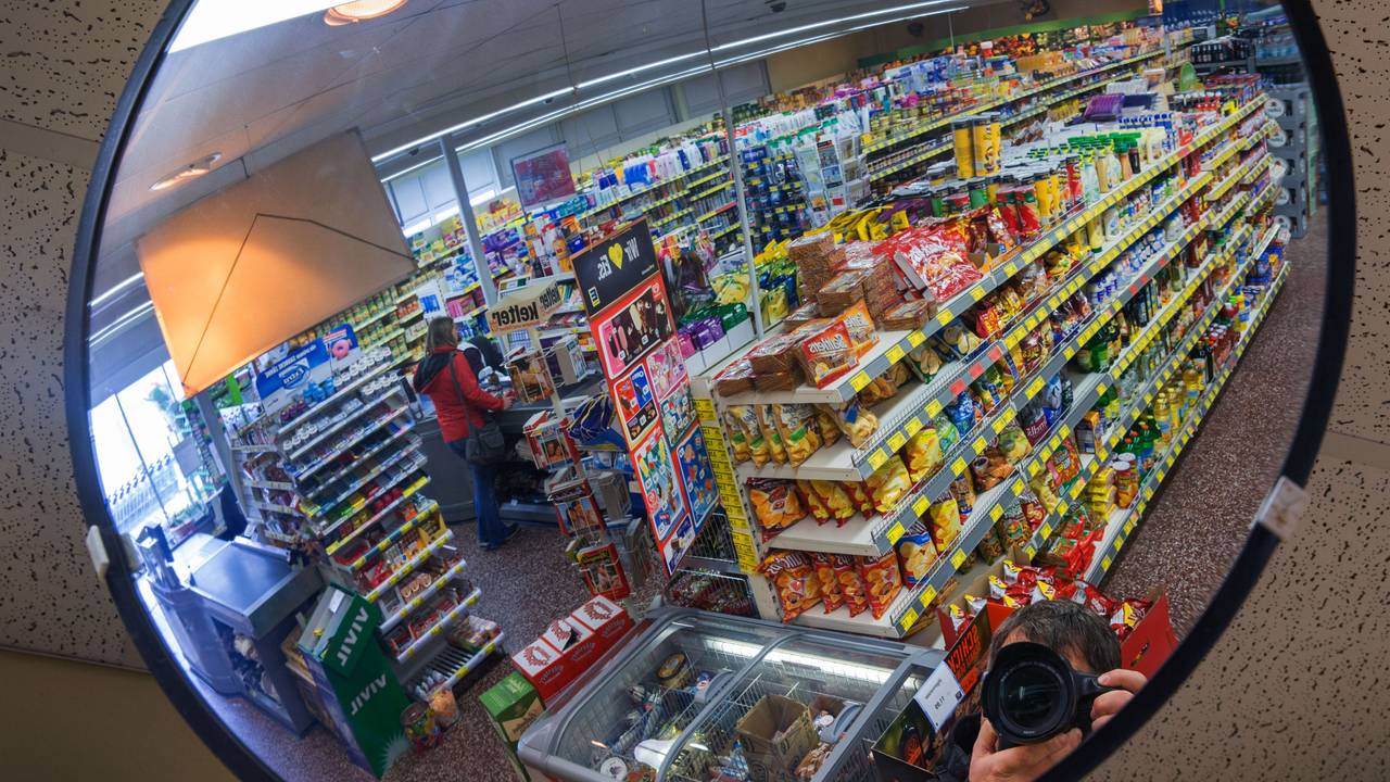 In einer Edeka-Filiale in Mecklenburg-Vorpommern ist es bestimmten Jugendlichen untersagt, den Supermarkt zu betreten. Das hier gezeigte Foto wurde am 29.03.2016 in einem Supermarkt in Mecklenburg-Vorpommern aufgenommen.