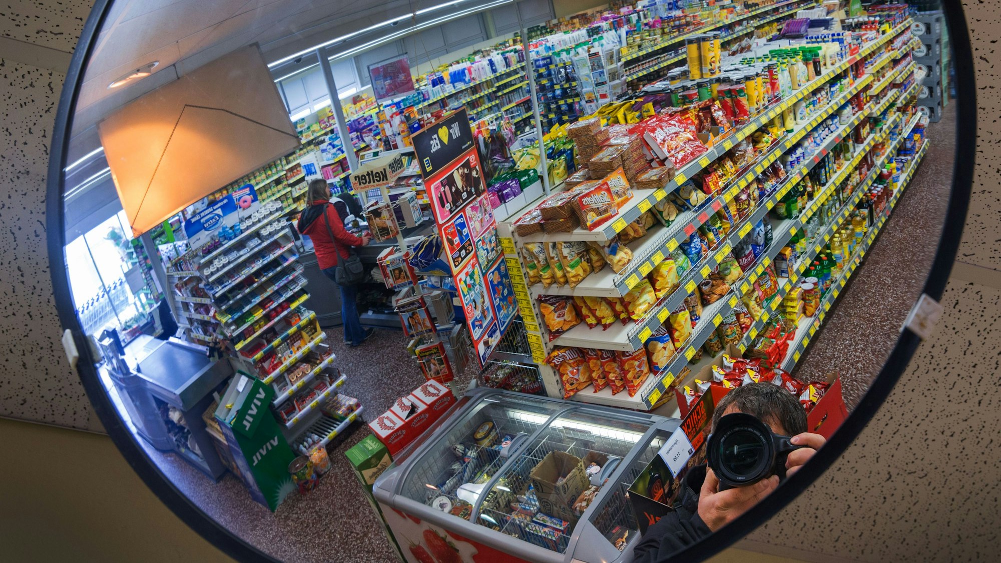 In einer Edeka-Filiale in Mecklenburg-Vorpommern ist es bestimmten Jugendlichen untersagt, den Supermarkt zu betreten. Das hier gezeigte Foto wurde am 29.03.2016 in einem Supermarkt in Mecklenburg-Vorpommern aufgenommen.