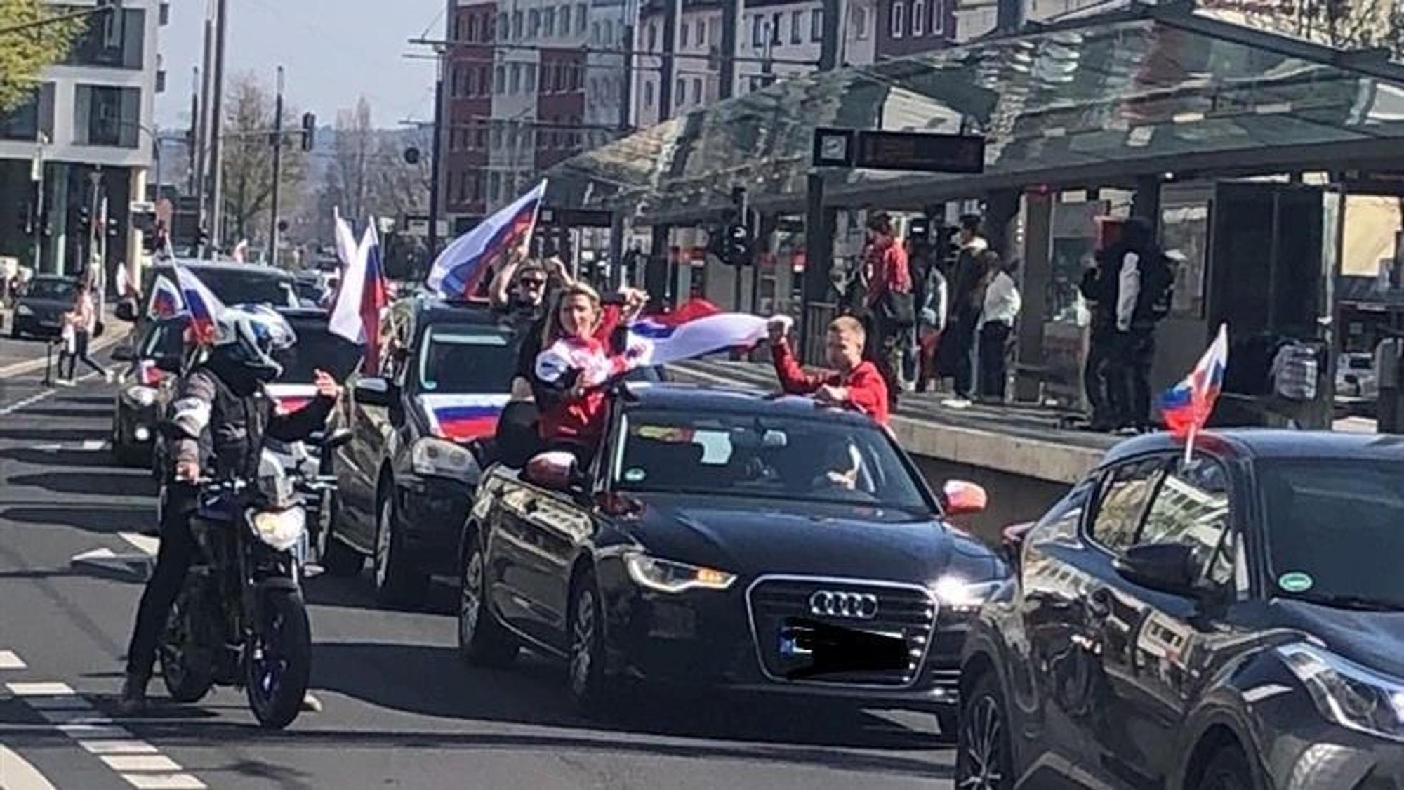 Die Autos fahren gegen 13.30 Uhr am Bertha-von-Suttner-Platz in Bonn.