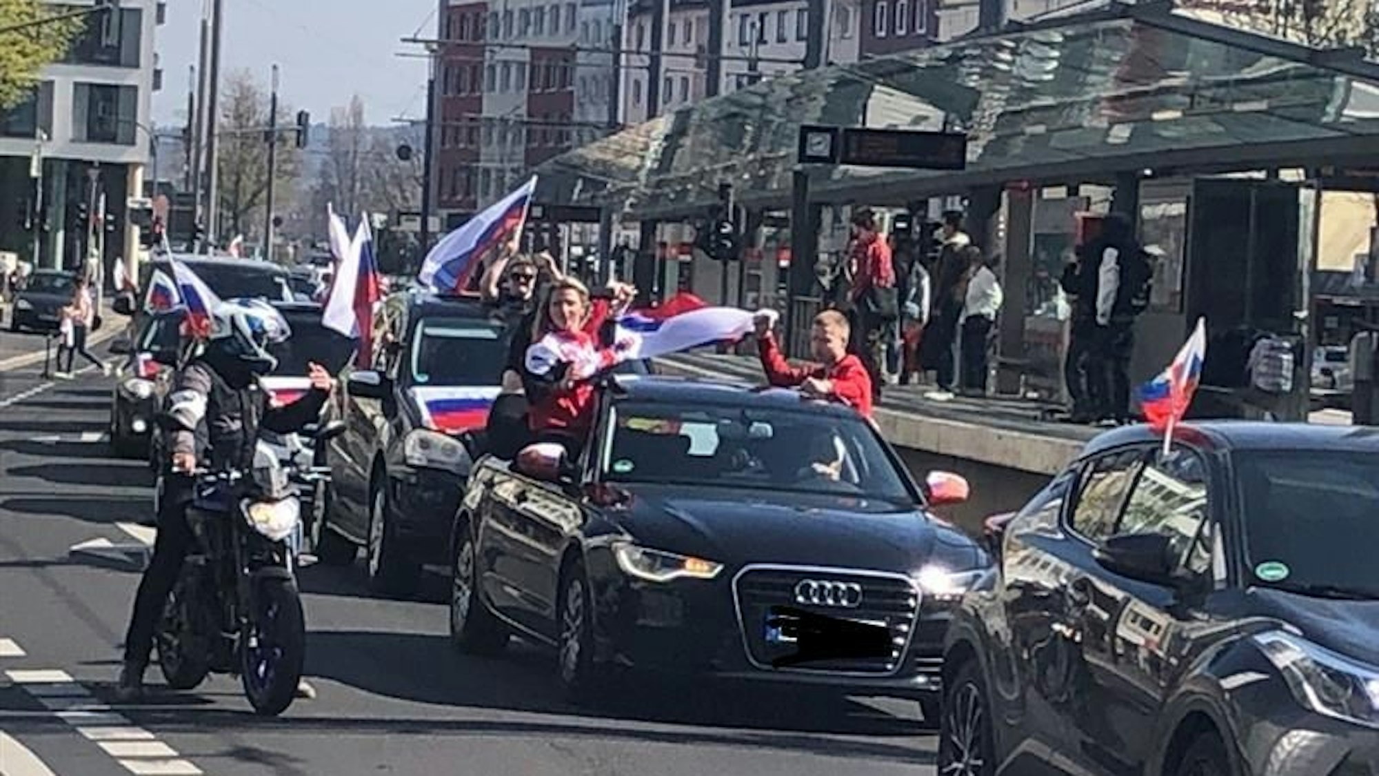 Die Autos fahren gegen 13.30 Uhr am Bertha-von-Suttner-Platz in Bonn.