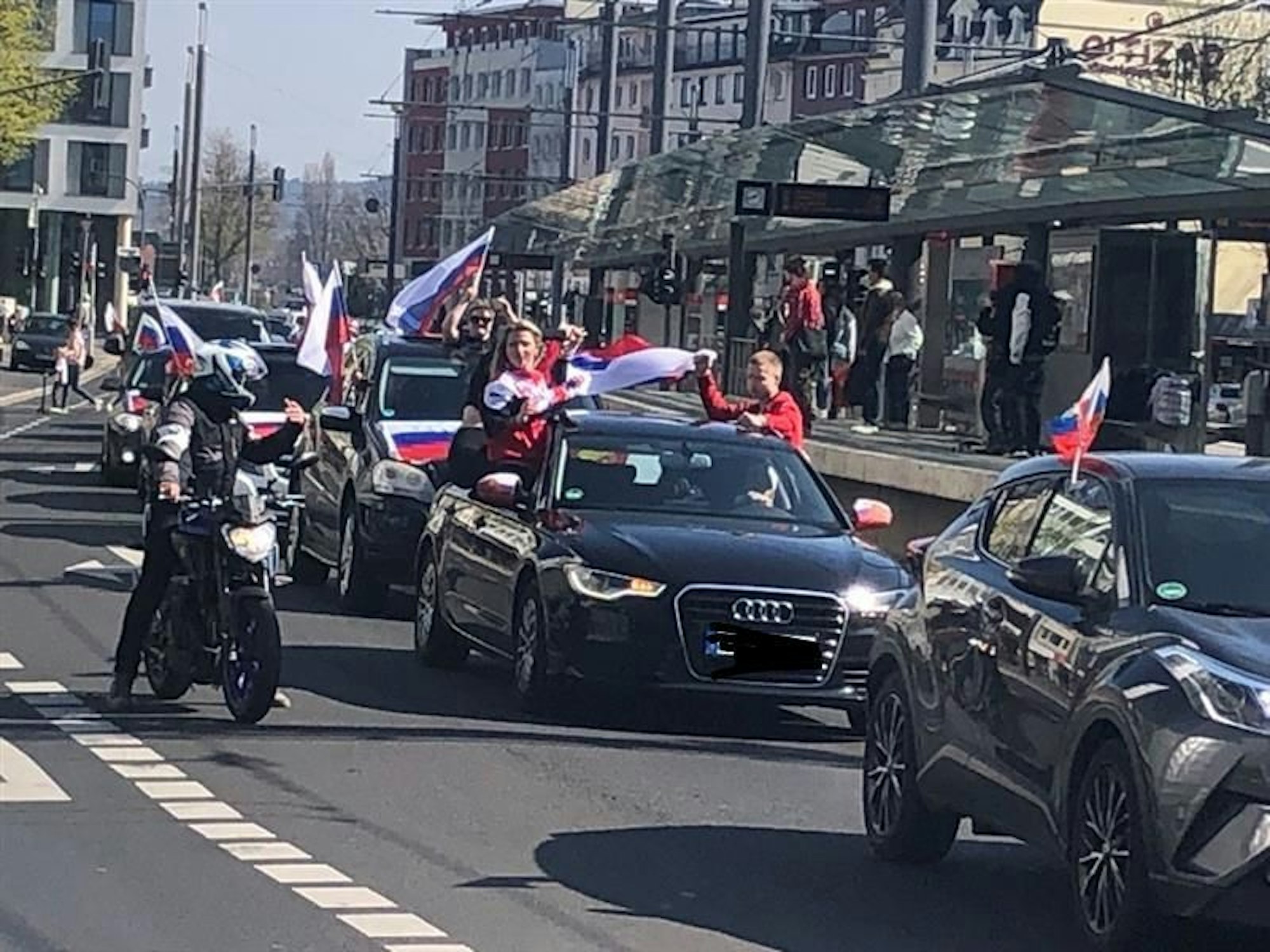 Pro-russischer Autokorso mit Fahnen in Bonn.