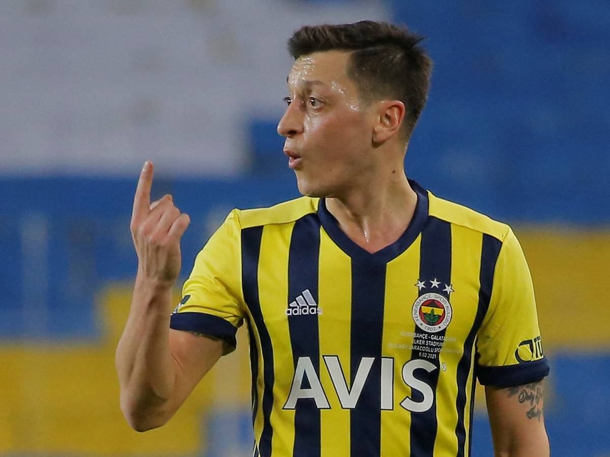 Mesut Özil gestikuliert im Spiel von Fenerbahce Istanbul mit einem Finger. Beim Klub wurde er zuletzt suspendiert.