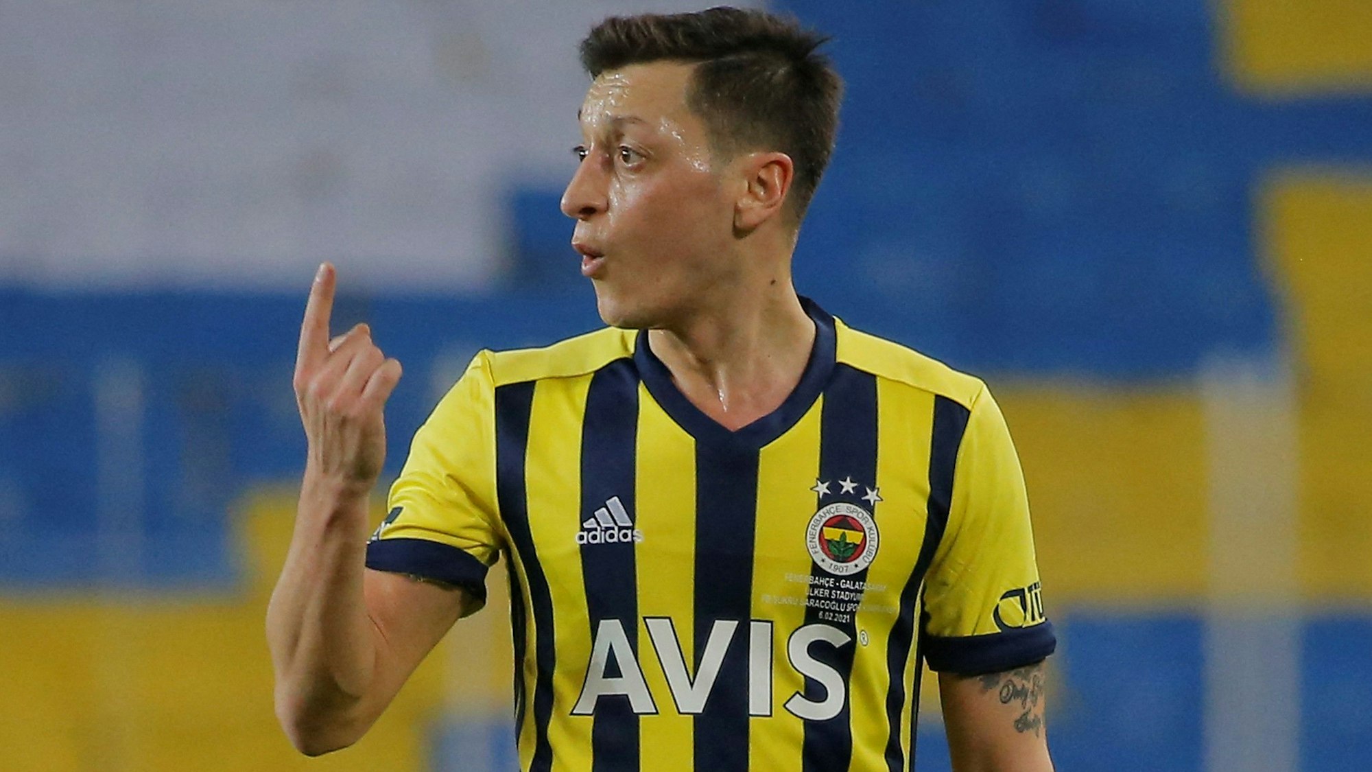 Mesut Özil gestikuliert im Spiel von Fenerbahce Istanbul mit einem Finger. Beim Klub wurde er zuletzt suspendiert.