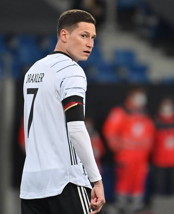 Julian Draxler schaut nachdenklich über den Platz.