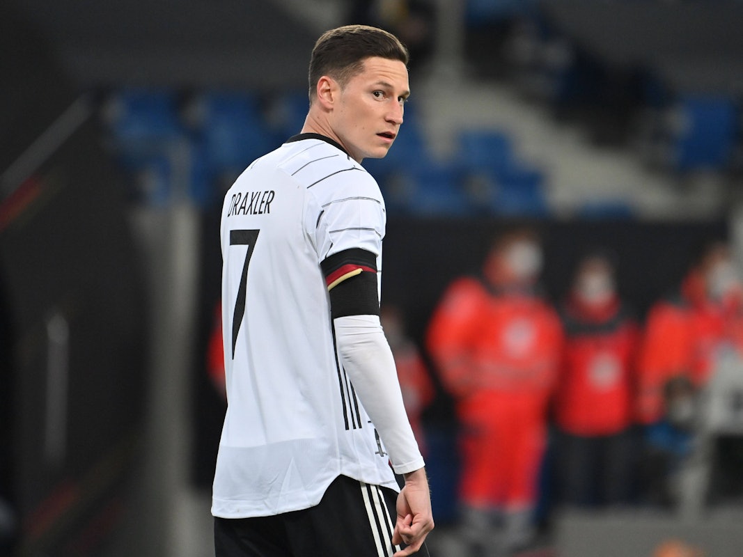 Julian Draxler schaut nachdenklich über den Platz.