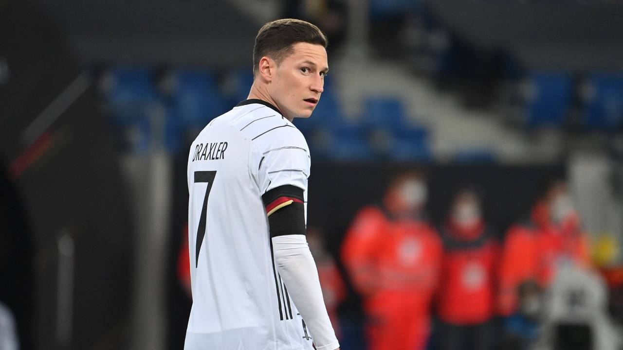 Julian Draxler schaut nachdenklich über den Platz.