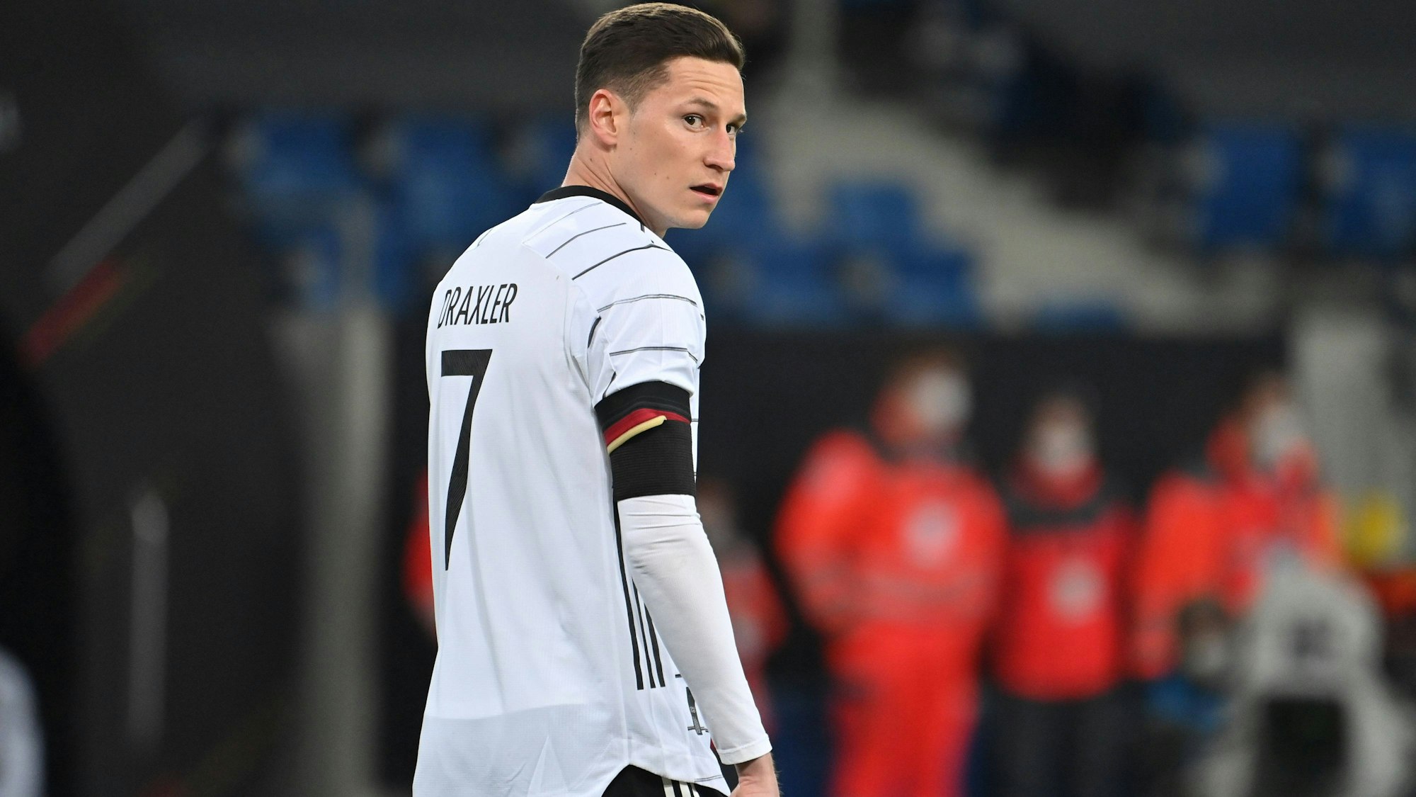 Julian Draxler schaut nachdenklich über den Platz.