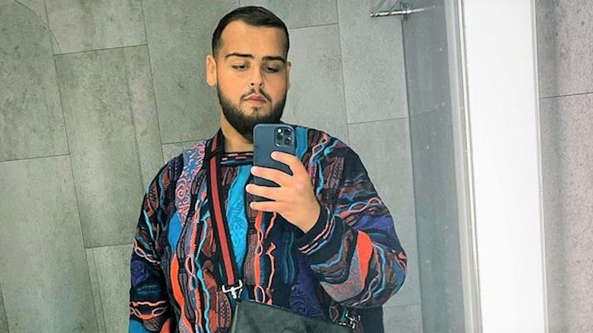 Der Rapper Fat Comedy auf einem Instagram-Selfie. Screenshot des Fotos von EXPRESS.de-Redakteur Béla Csányi über die Berichterstattung zum Angriff auf Oliver Pocher.