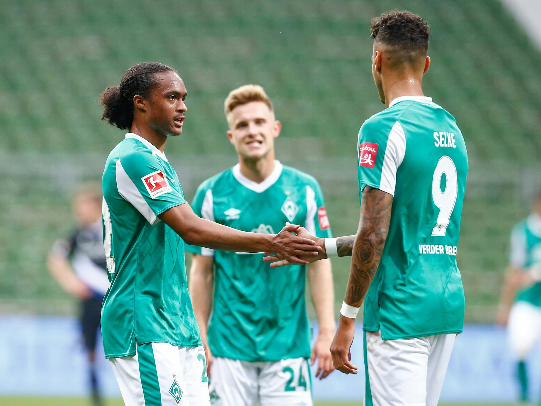 Tahith Chong klatscht mit seinem Ex-Kollegen bei Werder Bremen, Davie Selke, ab.