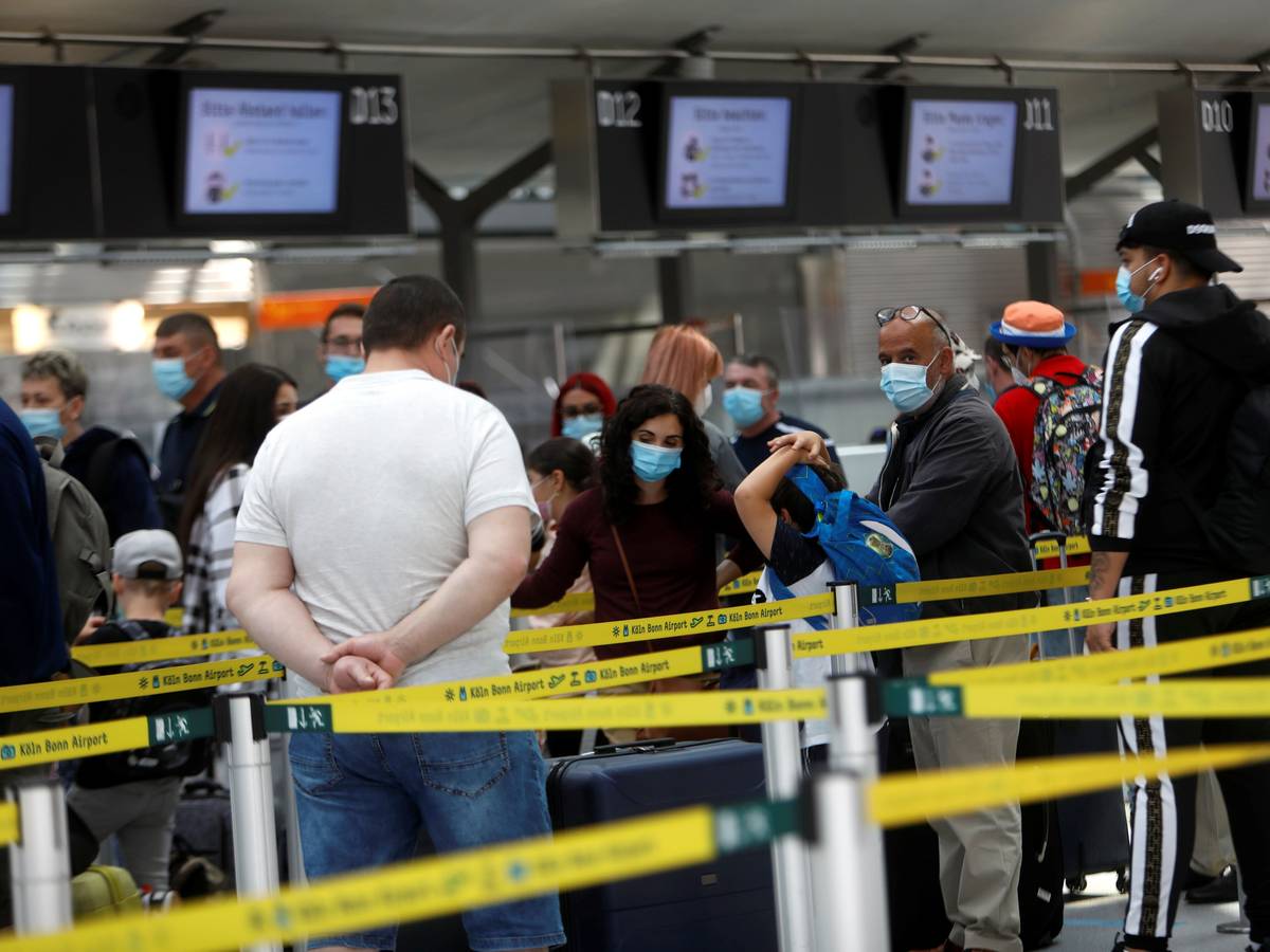Menschen warten am Check-in am Flughafen Köln/Bonn.