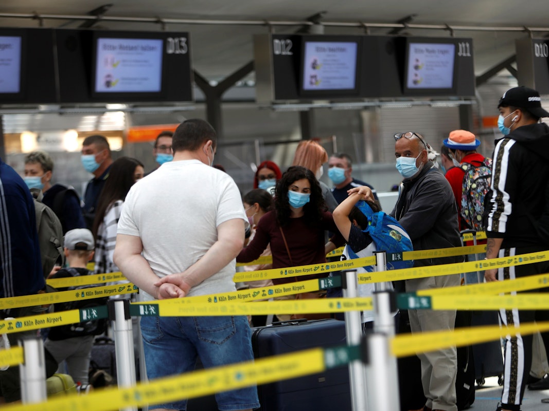 Menschen warten am Check-in am Flughafen Köln/Bonn.