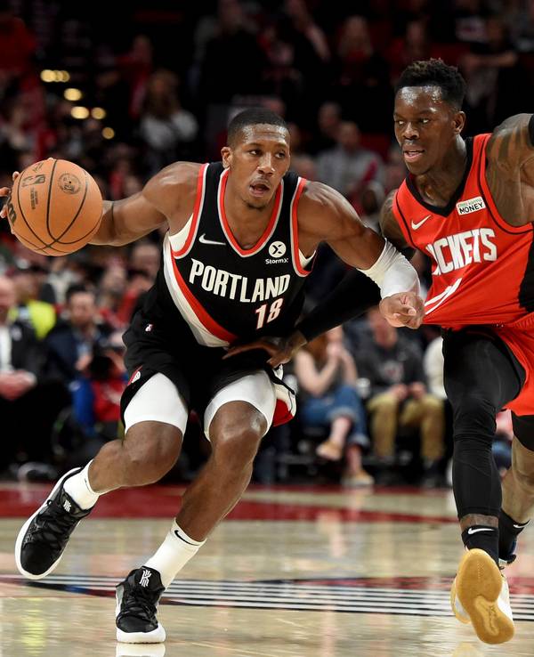 NBA-Profi Dennis Schröder (r.) verteidigt Portland-Guard Kris Dunn.