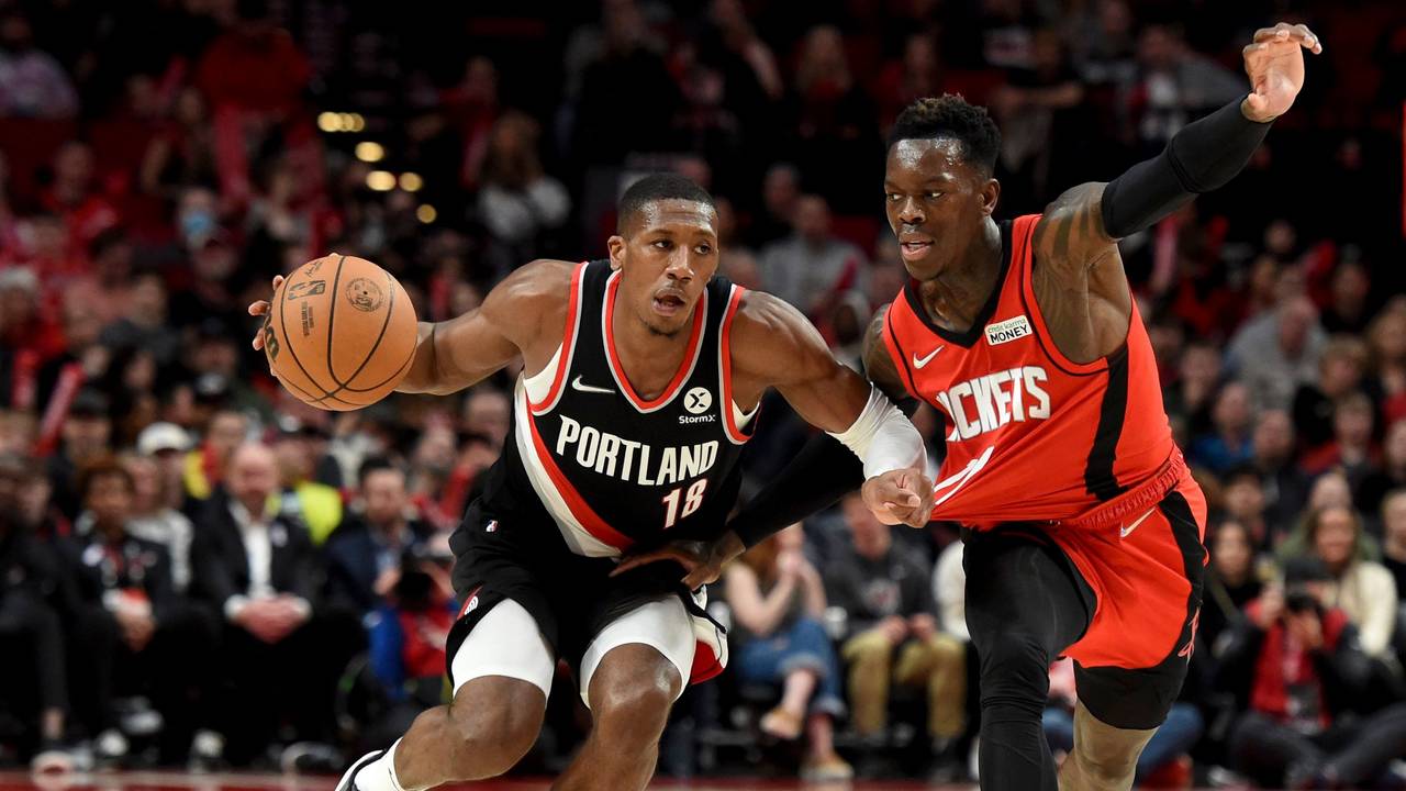 NBA-Profi Dennis Schröder (r.) verteidigt Portland-Guard Kris Dunn.
