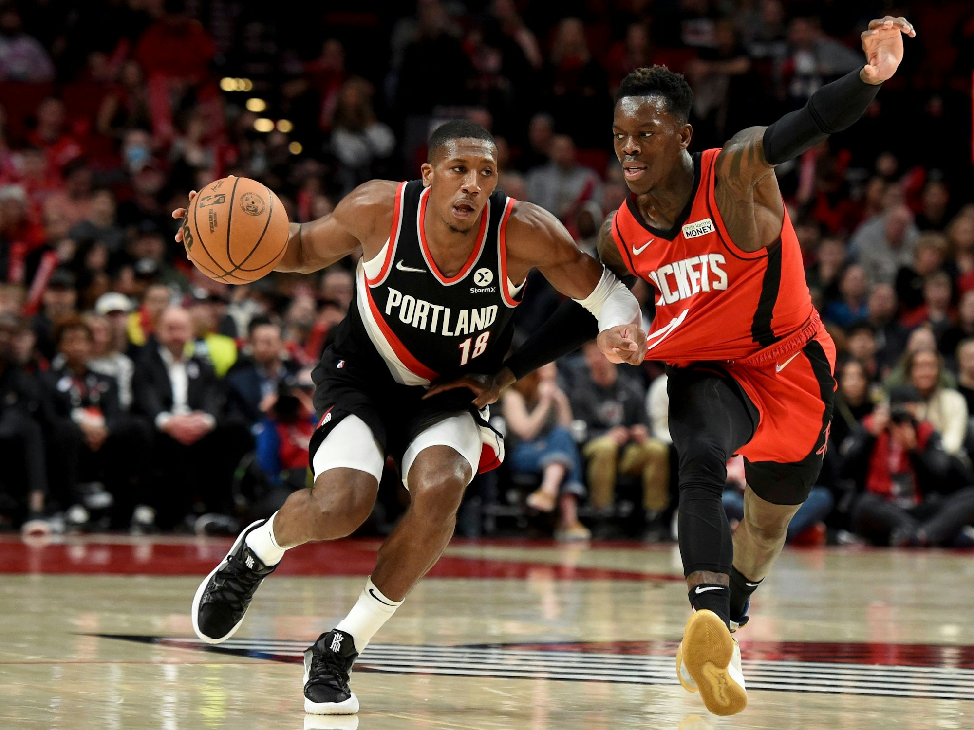 NBA-Profi Dennis Schröder (r.) verteidigt Portland-Guard Kris Dunn.