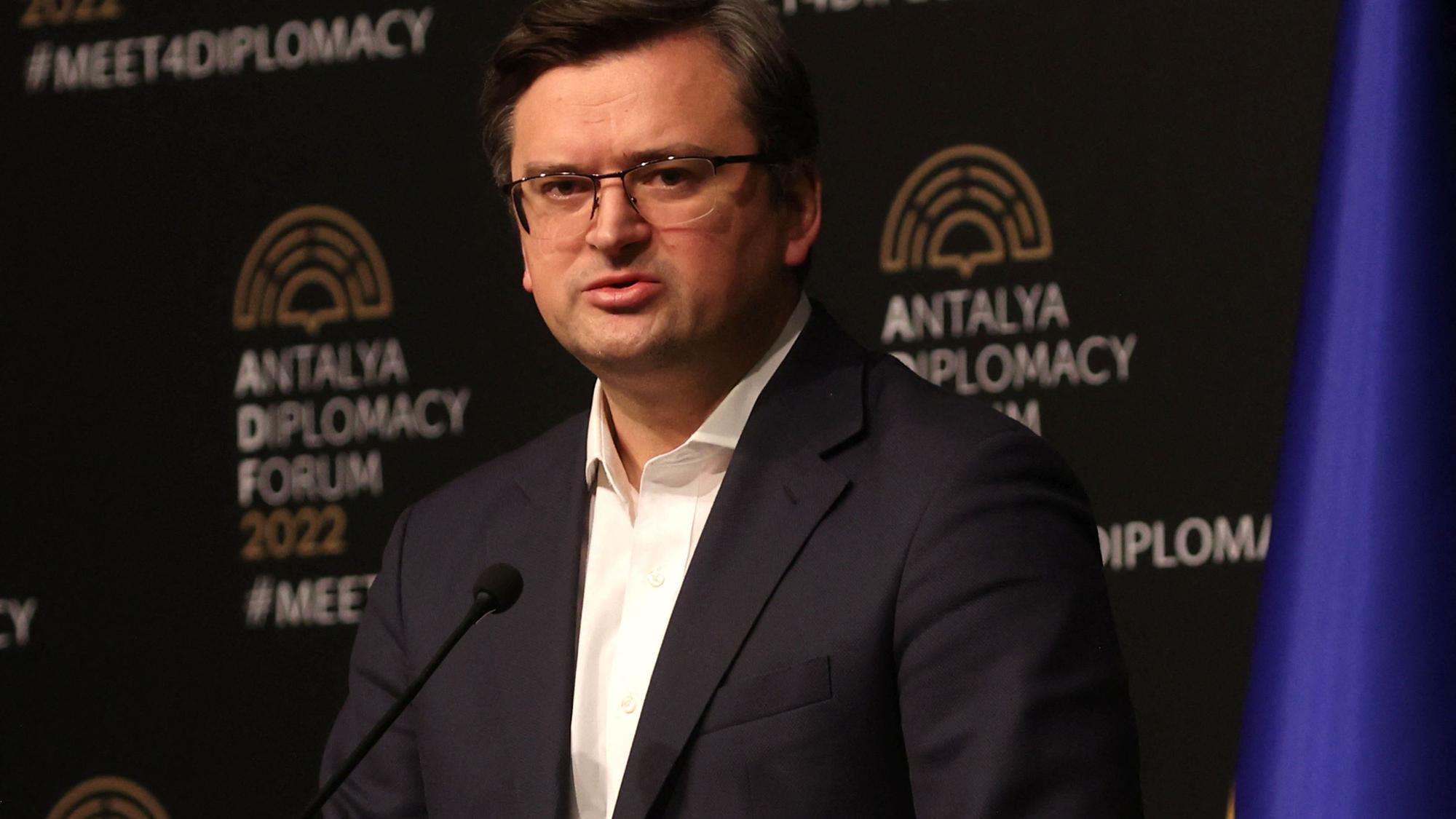 Der ukrainische Außenminister Dmytro Kuleba ruft zum Boykott einer Supermarkt-Kette auf.