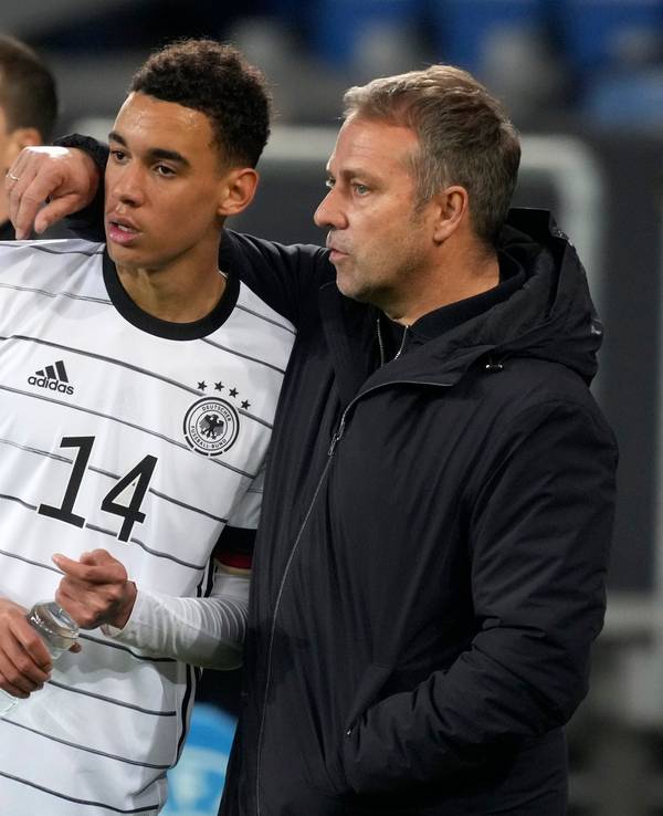 Bundestrainer Hansi Flick mit Jamal Musiala.