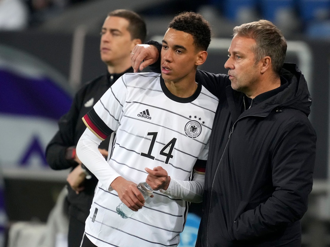 Bundestrainer Hansi Flick mit Jamal Musiala.