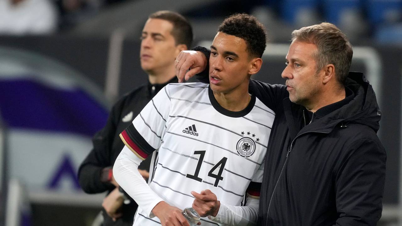 Bundestrainer Hansi Flick mit Jamal Musiala.
