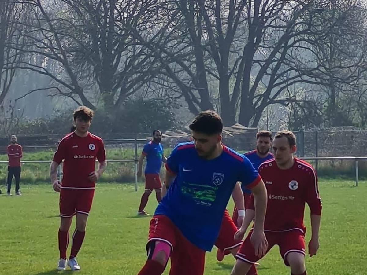 Kürsat Karadag mit Ball am Fuß beim Fußball.