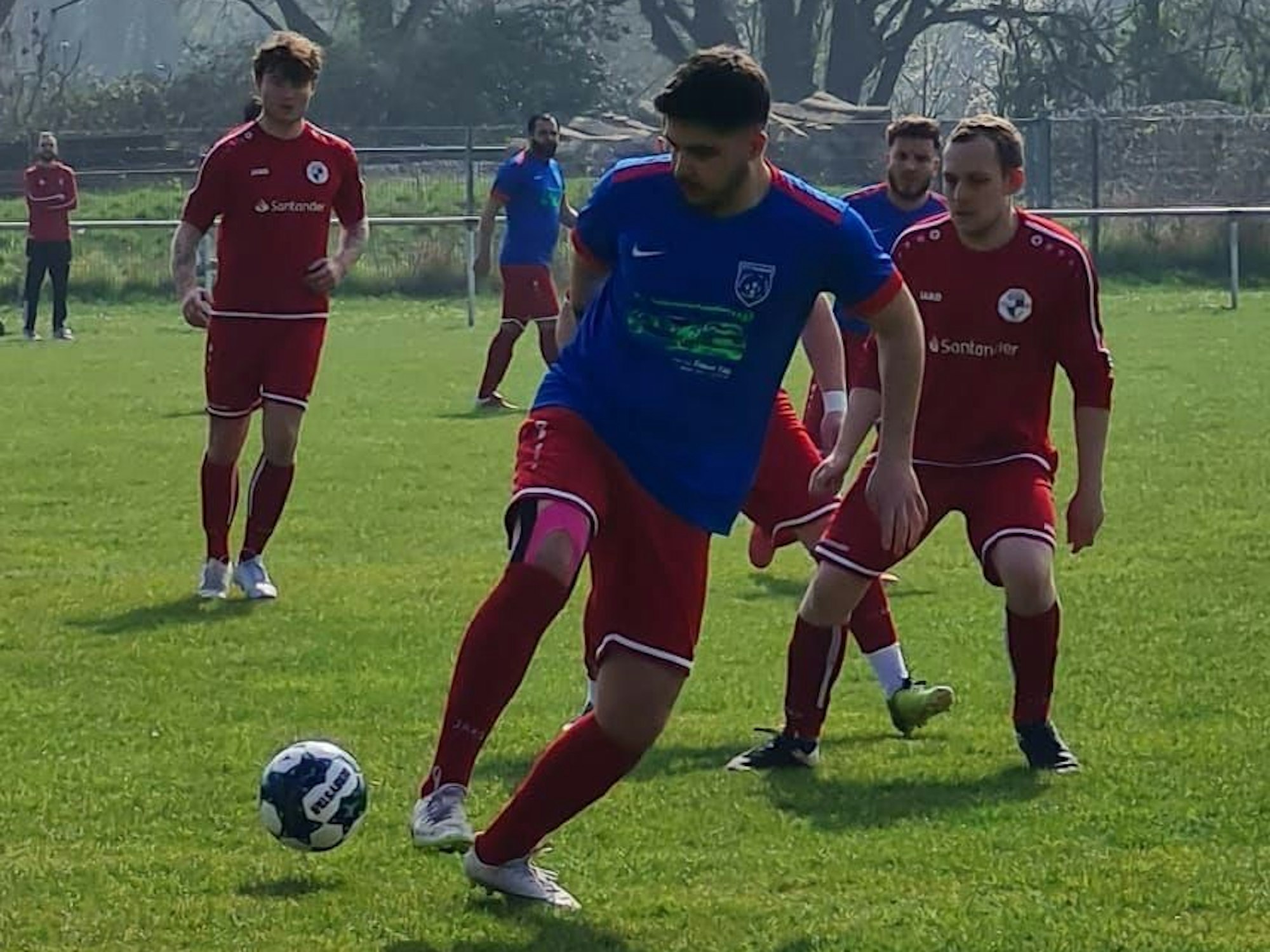 Kürsat Karadag mit Ball am Fuß beim Fußball.