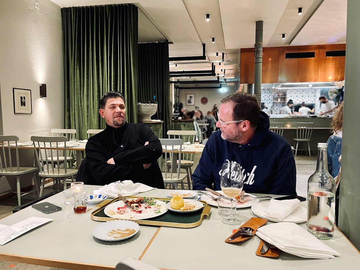 Das seltsame Pommes-Krönchen auf dem Kartoffelknödel verwirrt Tim Mälzer und Sepp Schellhorn.