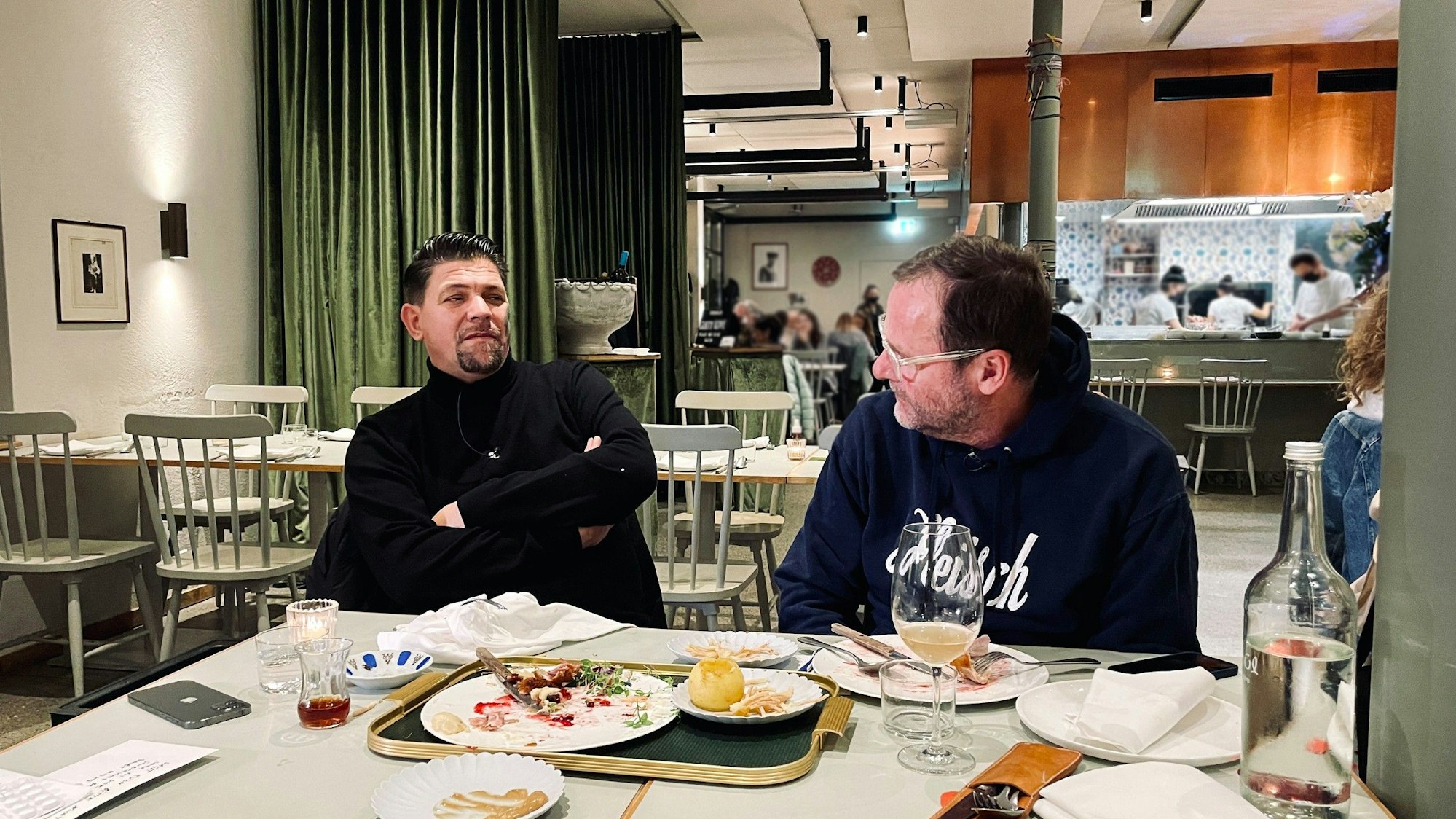 Das seltsame Pommes-Krönchen auf dem Kartoffelknödel verwirrt Tim Mälzer und Sepp Schellhorn.