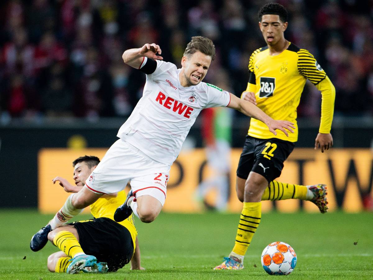 Louis Schaub vom 1. FC Köln im Duell mit BVB-Verteidiger Raphael Guerreiro.