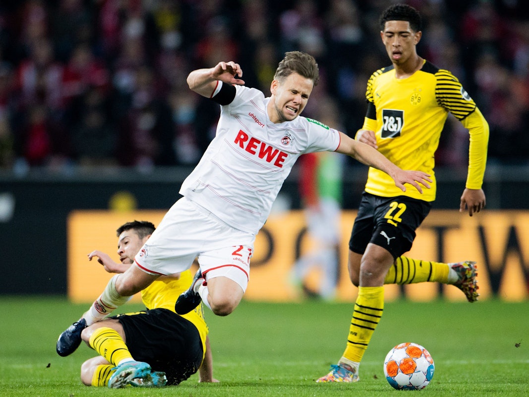 Louis Schaub vom 1. FC Köln im Duell mit BVB-Verteidiger Raphael Guerreiro.