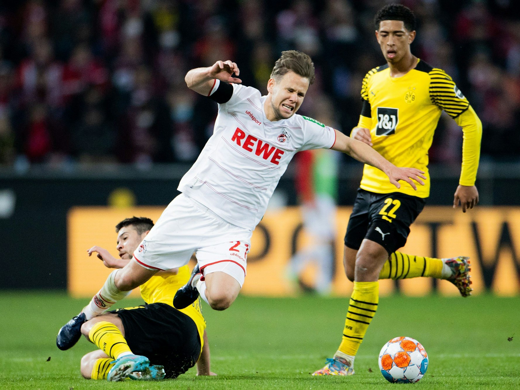 Louis Schaub vom 1. FC Köln im Duell mit BVB-Verteidiger Raphael Guerreiro.